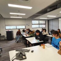 先輩の話を聞く2