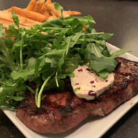 キャンパス内のレストランで食べるご褒美ステーキ