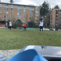 友人と寮の芝生でバレーボール