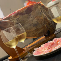 コストコで買った生ハムの原木と白ワイン