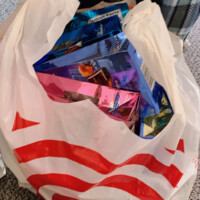 日本に持って帰るお土産のお菓子が詰まった袋