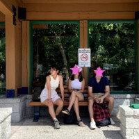 友人と旅行先のバス停で