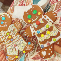 クリスマスのジンジャーブレッドを作る様子