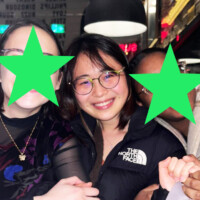 友人とレストランで